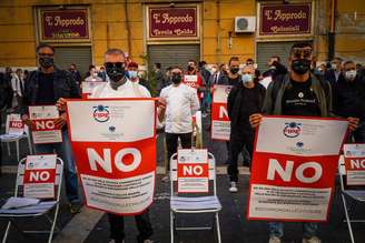 Protesto em Nápoles, capital da Campânia, contra possível restrição ao funcionamento de lojas