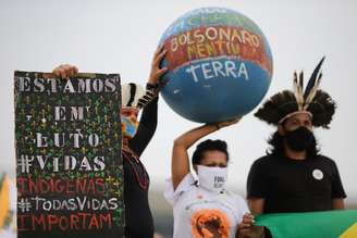 Ativistas participam da terceira edição do "Stop Bolsonaro Mundial" em frente ao Congresso Nacional, em Brasília, na manhã deste domingo, 11 de outubro 