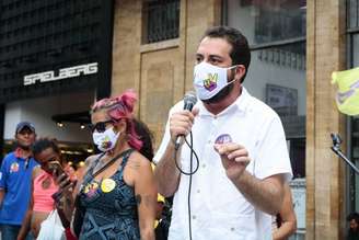 O candidato Guilherme Boulos respondeu a perguntas de populares no centro de São Paulo.