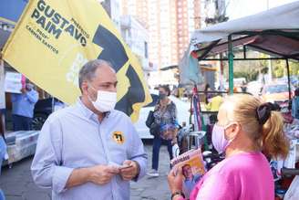 Gustavo Paim conversa com eleitora em Porto Alegre  