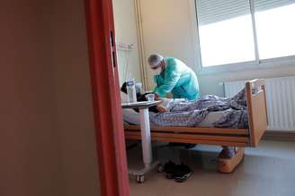 Médico trata de paciente com Covid-19 em hospital em Stains, na França
14/10/2020 REUTERS/Benoit Tessier