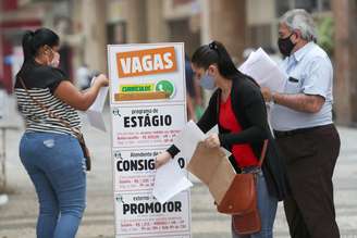 Mulher deixa currículo em caixa ao lado de lista de oportunidades de emprego, no centro de São Paulo
06/10/2020
REUTERS/Amanda Perobelli