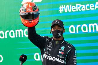 Hamilton exibe o capacete utilizado por Schumacher nos tempos de Mercedes 