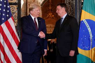 Bolsonaro e Trump se cumprimentam durante encontro nos EUA, em março
07/03/2020
REUTERS/Tom Brenner