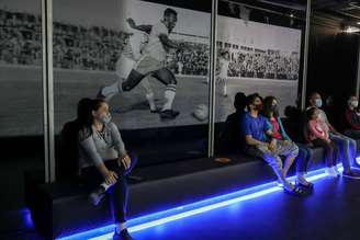 Pessoas assistem filme sobre Pelé no Museu do Futebol, em São Paulo
17/10/2020
REUTERS/Amanda Perobelli