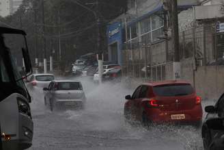 Trânsito na Av Roberto Marinho e Viaduto Luiz Eduardo Magalhães em dia de chuva, em São Paulo