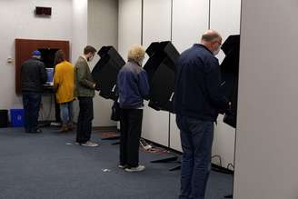 Eleitores votam antecipadamente na eleição presidencial dos EUA, em Appleton, Wisconsin
20/10/2020
REUTERS/Gabriela Bhaskar