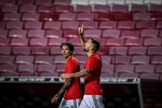 Seferovic e Darwin Ñúnez, os autores dos dois gols do Benfica na Luz (Foto: PATRICIA DE MELO MOREIRA / AFP)