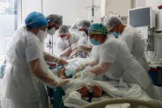 Equipe médica trata paciente com Covid-19 na UTI de hostpial em Aulnay-sous-Bois, perto de Paris
26/10/2020
REUTERS/Gonzalo Fuentes