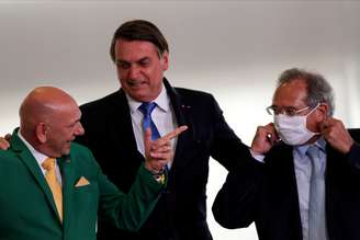 Luciano Hang, cofundador do Grupo Havan (E), com o presidente Jair Bolsonaro e o ministro da Economia, Paulo Guedes (D) em Brasília, Brasil, 07/10/2020. REUTERS/Ueslei Marcelino 