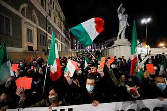 Manifestantes protestam em Roma contra restrições impostas pelo governo
27/10/2020
REUTERS/Guglielmo Mangiapane
