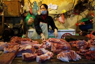 Venda de carne suína em mercado em Hanói, Vietnã 
18/03/2020
REUTERS/Kham