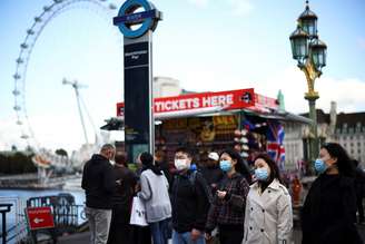 Pessoas usam máscaras de proteção em Londres
22/10/2020 REUTERS/Henry Nicholls