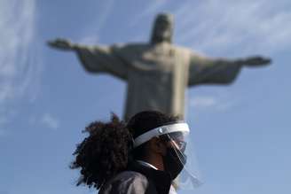 Guarda usando máscara e face shield no Cristo Redentor, no Rio de Janeiro
15/08/2020  REUTERS/Pilar Olivares