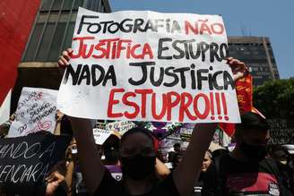  Manifestantes protestam na tarde deste domingo (8), na região central de São Paulo, pedindo por justiça pela influenciadora digital Mariana Ferrer