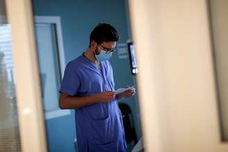 Membro de uma equipe médica na França. 30/10/2020. REUTERS/Benoit Tessier. 
