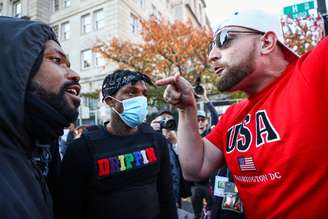 Apoiador do presidente dos EUA, Donald Trump, discute com manifestantes anti-Trump em Washington
13/11/2020
REUTERS/Hannah McKay