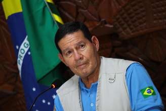 O Vice-Presidente da República, Hamilton Mourão, durante coletiva na noite desta quinta-feira (05), no Comando Militar da Amazônia em Manaus (AM), Mourão e uma comitiva de Ministros cumprem agenda de três dias na Amazônia acompanhados de Embaixadores de 10 países