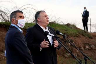Secretário de Estado dos EUA, Mike Pompeo (sem máscara), fala ao lado do chanceler israelense, Gabi Ashkenazi, no território ocupado das Colinas de Golã
19/11/2020
Patrick Semansky/Pool via REUTERS