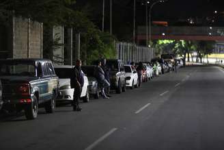 Venezuelanos formam longas filas em busca de combustível em posto em Caracas 
07/06/2020
REUTERS/Manaure Quintero