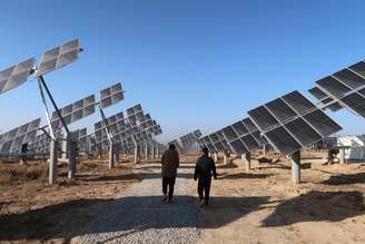 Funcionários caminham em estação de energia solar em Tongchuan, na província chinesa de Shaanxi
11/12/2019 REUTERS/Muyu Xu