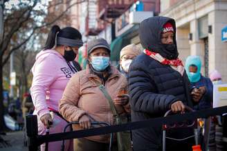 Pessoas fazem fila para receber alimentos de uma entidade da cidade de Nova York antes do feriado de Ação de Graças
16/11/2020
REUTERS/Brendan McDermid