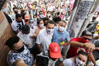 Após aliada contrair covid-19, Boulos suspende agenda na rua