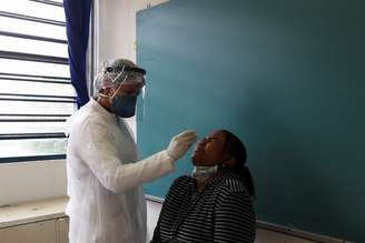 Enfermeira colhe material de estudante  para teste PCR em Taboão da Serra (SP)
15/10/2020
REUTERS/Amanda Perobelli