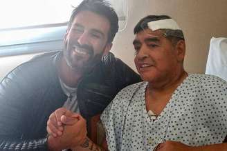 Maradona ao lado de seu médico, Leopoldo Luque, no dia em que recebeu alta. 