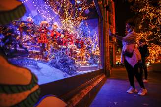 Loja decorada para o Natal em Paris. REUTERS/Benoit Tessier