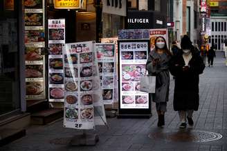 Mulheres caminham em distrito comercial vazio de Seul em meio à pandemia de Covid-19
26/11/2020 REUTERS/Kim Hong-Ji