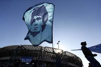 Maradona é homenageado em frente ao estádio do Napoli
