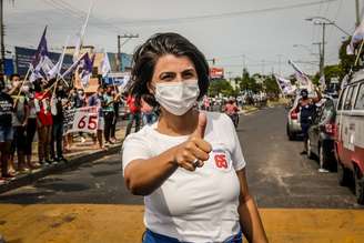 Candidata do PCdoB, Manuela D'Ávila tenta pela terceira vez ser prefeita de Porto Alegre; durante a campanha teve apoio de artistas como Caetano Veloso