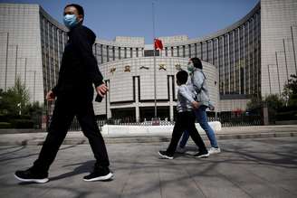 Pedestres caminham em frente ao Banco do Povo da China, em Pequim
04/04/2020
REUTERS/Tingshu Wang