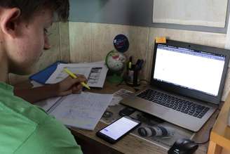 Imagem de aluno estudando por meio digital em Alvorada (RS)