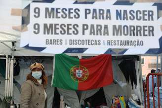 Donos de restaurantes portugueses fazem greve de fome na frente do Parlamento, em Lisboa
 1/12/ 2020 REUTERS/Pedro Nunes