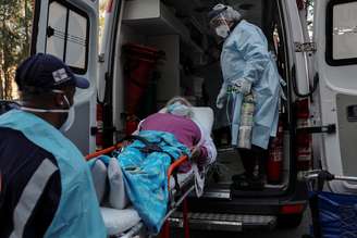 Idosa com sintomas de Covid-19 é colocada em ambulância, em São Paulo
02/07/2020
REUTERS/Amanda Perobelli