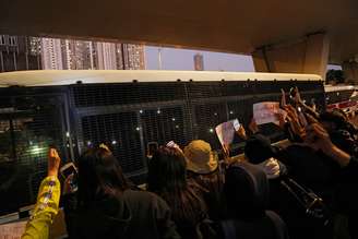Apoiadores cercam van da polícia após sentença de ativista Joshua Wong em Hong Kong
02/12/2020 REUTERS/Lam Yik