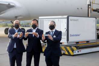 Governador de São Paulo, João Doria, posa para foto tendo ao seu lado o presidente do Instituto Butantan, Dimas Covas (à esquerda), e o secretário de Saúde do Estado, Jean Gorinchteyn, na chega de 600 litros da CoronaVac
03/11/2020
REUTERS/Leonardo Benassatto