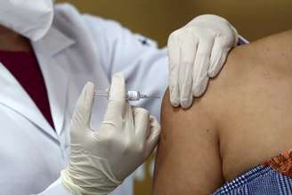 Voluntária recebe dose de vacina da Covid-19 em Porto Alegre
08/08/2020
REUTERS/Diego Vara