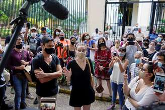 Manifestantes protestam em solidariedade a artistas dissidentes em frente do Ministério da Cultura de Cuba, em Havana
27/11/2020
REUTERS/Alexandre Meneghini