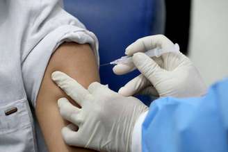 Vacina da Moderna não gerou reações adversas graves, mostrou estudo