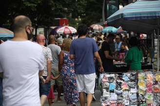 Movimentação intensa de pedestres na Avenida Paulista em São Paulo