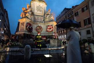 Papa Francisco visita estátua de Nossa Senhora em Roma
08/12/2020 Vatican Media/Divulgação via REUTERS 