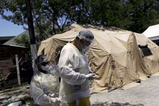 Tendas para realização de teste da Covid-19 em São Gonçalo, na região metropolitana do Rio
04/12/2020
REUTERS/Ricardo Moraes
