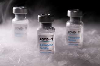 Frascos rotulados como de vacina para Covid-19 em foto de ilustração
04/12/2020 REUTERS/Dado Ruvic