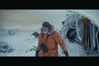 George Clooney como o Dr Augustine Lofthouse em cena gravada na Finlândia