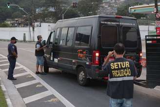 A prefeitura de Santos voltou a instalar barreiras para evitar a entrada de turistas de um dia. Ônibus e vans são abordados em acessos às praias