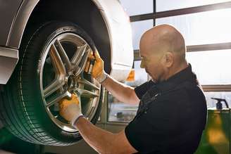 Segundo a Continental, um desajuste na válvula pode causar o esvaziamento gradativo do pneu, provocando desgaste e deformações.