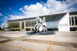 Ministro do STJ afasta desembargadores, juiz, promotora e secretário da BA